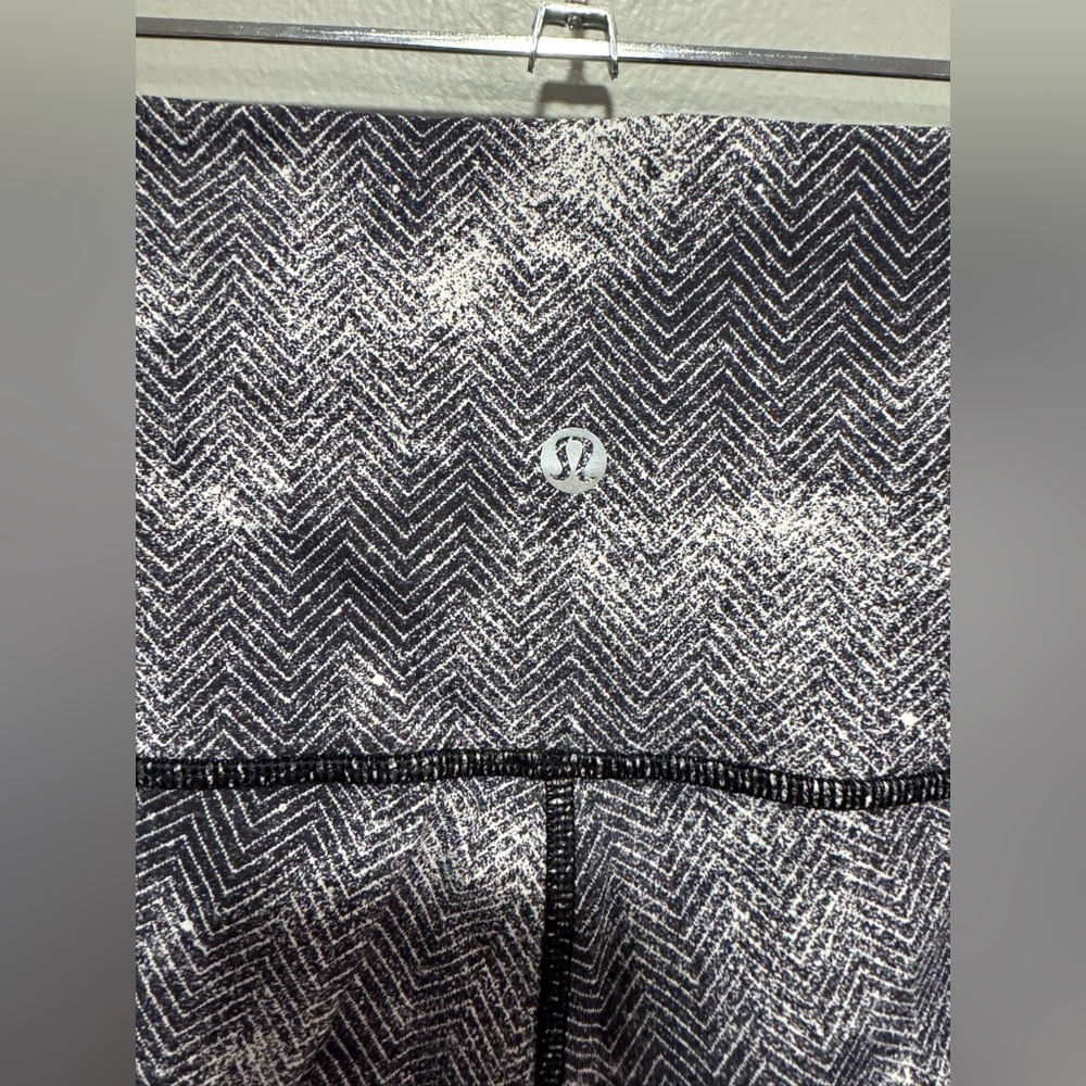 Lululemon Cropped Mesh Legging Size 10 - Picture 4 of 6